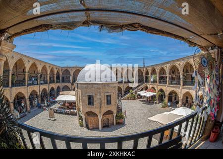 NICOSIE, CHYPRE - 18 JUIN 2024 : Buyuk Han, le plus grand caravansarai de l'île. Il a été construit par les Ottomans en 1572. Dans la cour est une mosquée Wit Banque D'Images