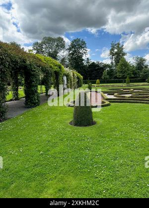 Labyrinthe de haies vertes et tunnels faits de plantes dans le parc Banque D'Images