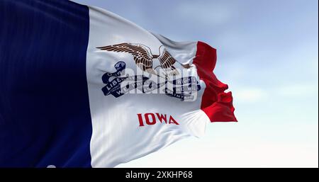 Gros plan du drapeau de l'État de l'Iowa agitant au vent par temps clair. Trois bandes verticales bleues, blanches et rouges, avec un aigle à tête blanche au centre. 3d ill Banque D'Images