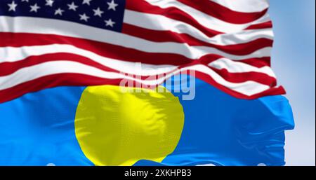 Gros plan des Palaos et des drapeaux nationaux américains agitant au vent. Pays insulaire situé dans l'ouest de l'océan Pacifique. Rendu d'illustration 3D. Ripplin Banque D'Images