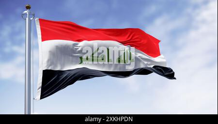 Drapeau national de la République d'Irak brandissant par temps clair. Trois bandes horizontales rouges, blanches et noires avec un texte Takbir vert. rendu d'illustration 3d. Banque D'Images