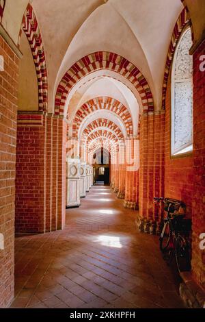 Kloster Doberlug Kirchhain Das Kloster Dobrilugk Dobraluca war eine Zisterzienserabtei in der Niederlausitz auf dem Gebiet des heutigen Doberlug-Kirchhain. Gegründet wurde das Kloster in Dobrilugk von einem Sohn des Markgrafen Konrad von Meißen, Dietrich von Landsberg, im Jahre 1165. Die Klosterkirche aus dem Anfang des 13. Jahrhunderts ist heute noch zu bewundern. Neben den Kirchen in Lehnin und Chorin zählt sie zu den imposianten und bedeutenden Backsteinbauten aus dieser Zeit. 1905/1906 wurden Restaurationen und Überformungen vorgenommen, wobei eine Mischung aus mittelalterlichen und barocke Banque D'Images