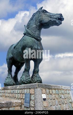 Prins, statue en bronze du cheval de trait du Brabant par le sculpteur belge Koenraad Tinel au marché de Sint-Kwintens-Lennik, Brabant flamand, Belgique Banque D'Images
