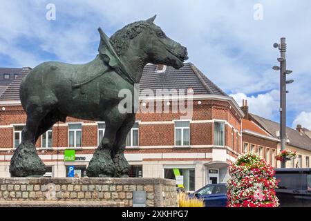 Prins, statue en bronze du cheval de trait du Brabant par le sculpteur belge Koenraad Tinel au marché de Sint-Kwintens-Lennik, Brabant flamand, Belgique Banque D'Images