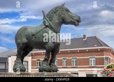 Prins, statue en bronze du cheval de trait du Brabant par le sculpteur belge Koenraad Tinel au marché de Sint-Kwintens-Lennik, Brabant flamand, Belgique Banque D'Images
