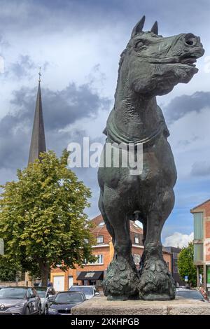 Prins, statue en bronze du cheval de trait du Brabant par le sculpteur belge Koenraad Tinel au marché de Sint-Kwintens-Lennik, Brabant flamand, Belgique Banque D'Images