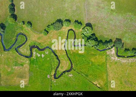 Vue aérienne sur la ceinture de méandres dans les méandres de la rivière Klingavälsån, affluent à Kävlingeån dans la partie sud de Skåne, Suède, Scandinavie Banque D'Images