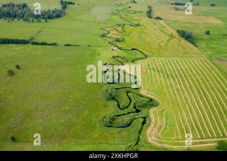 Vue aérienne sur la ceinture de méandres dans les méandres de la rivière Klingavälsån, affluent à Kävlingeån dans la partie sud de Skåne, Suède, Scandinavie Banque D'Images