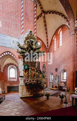 Kloster Doberlug Kirchhain Das Kloster Dobrilugk Dobraluca war eine Zisterzienserabtei in der Niederlausitz auf dem Gebiet des heutigen Doberlug-Kirchhain. Gegründet wurde das Kloster in Dobrilugk von einem Sohn des Markgrafen Konrad von Meißen, Dietrich von Landsberg, im Jahre 1165. Die Klosterkirche aus dem Anfang des 13. Jahrhunderts ist heute noch zu bewundern. Neben den Kirchen in Lehnin und Chorin zählt sie zu den imposianten und bedeutenden Backsteinbauten aus dieser Zeit. 1905/1906 wurden Restaurationen und Überformungen vorgenommen, wobei eine Mischung aus mittelalterlichen und barocke Banque D'Images