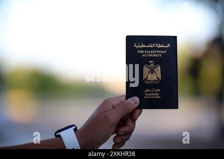 Gaziantep, Turkiye. 20 juillet 2024. Gaziantep, Turkiye. 20 juillet 2024. Le passeport et le document de voyage de l'Autorité palestinienne. Les Palestiniens résidant en Cisjordanie et dans la bande de Gaza ont leurs propres passeports délivrés par l'Autorité palestinienne à Ramallah. L’Autorité palestinienne a commencé à délivrer des passeports en 1995, deux ans après les accords d’Oslo (image de crédit : © Zakariya Yahya/IMAGESLIVE via ZUMA Press Wire) USAGE ÉDITORIAL SEULEMENT ! Non destiné à UN USAGE commercial ! Banque D'Images