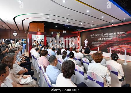 Tianjin. 23 juillet 2024. Cette photo prise le 23 juillet 2024 montre la cérémonie de dévoilement de l'exposition permanente commémorant l'athlète écossais Eric Liddell à Tianjin, dans le nord de la Chine. Cette exposition vise à marquer le 100e anniversaire de sa médaille d’or aux Jeux Olympiques de Paris 1924 et à promouvoir son esprit sportif et son internationalisme. Crédit : Li Ran/Xinhua/Alamy Live News Banque D'Images