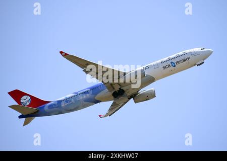 Fiumicino, Latium. 23 juillet 2024. Airbus A330-300 Sichuan Airlines SCB Sichuan Bank . Avion pour l'aéroport de Fiumicino. Fiumicino (Italie), 23 juillet 2024. Crédit : massimo insabato/Alamy Live News Banque D'Images