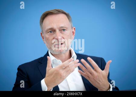 Christian Lindner - Bundeshaushalt 2025 DEU, Deutschland, Allemagne, Berlin, 17.07.2024 Christian Lindner , Bundesfinanzminister FDP waehrend der Bundespressekonferenz zum Thema Regierungsentwurf fuer den Bundeshaushalt 2025 und Finanzplan bis 2028 in Berlin Deutschland en: Christian Lindner , ministre fédéral des Finances FDP lors de la conférence de presse fédérale sur le projet du gouvernement pour le budget fédéral 2025 et le plan financier jusqu'en 2028 à Berlin Allemagne *** Christian Lindner Bundeshaushalt 2025 DEU, Deutschland, Allemagne, Berlin, 17 07 2024 Christian Lindner , ministre fédéral des Finances FDP durin Banque D'Images