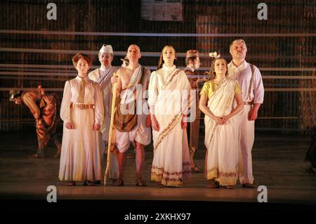 Avant, de gauche à droite : Elena Xanthoudakis (Miss Schlesen), Alan Oke (M.K. Gandhi), Anne Marie Gibbons (Kasturbai), Janis Kelly (Mrs Naidoo), Ashley Holland (Mr Kallenbach) dans SATYAGRAHA à l'English National Opera (ENO), London Coliseum, London WC2 05/04/2007 une coproduction avec improbable & Metropolitan Opera New York musique : Philip Glass livret: constance DeJong chef d'orchestre : Johannes Debus Set design : Julian Crouch costumes : Kevin Pollard éclairage : Paule Constable directeurs : Phelim McDermott & Julian Crouch Banque D'Images