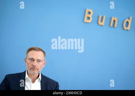 Christian Lindner - Bundeshaushalt 2025 DEU, Deutschland, Allemagne, Berlin, 17.07.2024 Christian Lindner , Bundesfinanzminister FDP waehrend der Bundespressekonferenz zum Thema Regierungsentwurf fuer den Bundeshaushalt 2025 und Finanzplan bis 2028 in Berlin Deutschland en: Christian Lindner , ministre fédéral des Finances FDP lors de la conférence de presse fédérale sur le projet du gouvernement pour le budget fédéral 2025 et le plan financier jusqu'en 2028 à Berlin Allemagne *** Christian Lindner Bundeshaushalt 2025 DEU, Deutschland, Allemagne, Berlin, 17 07 2024 Christian Lindner , ministre fédéral des Finances FDP durin Banque D'Images