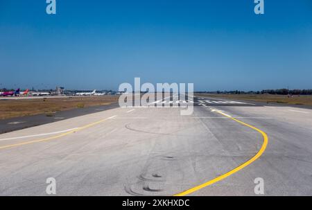 Vue sur la piste de l'aéroport de Catane Fontanarossa, Sicile, Italie. L'aéroport est souvent fermé à cause des cendres volcaniques provenant du mont Etna Banque D'Images