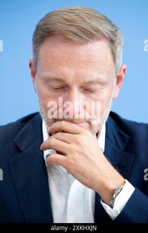 Christian Lindner - Bundeshaushalt 2025 DEU, Deutschland, Allemagne, Berlin, 17.07.2024 Christian Lindner , Bundesfinanzminister FDP waehrend der Bundespressekonferenz zum Thema Regierungsentwurf fuer den Bundeshaushalt 2025 und Finanzplan bis 2028 in Berlin Deutschland en: Christian Lindner , ministre fédéral des Finances FDP lors de la conférence de presse fédérale sur le projet du gouvernement pour le budget fédéral 2025 et le plan financier jusqu'en 2028 à Berlin Allemagne *** Christian Lindner Bundeshaushalt 2025 DEU, Deutschland, Allemagne, Berlin, 17 07 2024 Christian Lindner , ministre fédéral des Finances FDP durin Banque D'Images