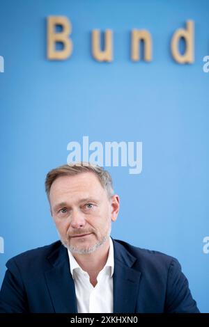 Christian Lindner - Bundeshaushalt 2025 DEU, Deutschland, Allemagne, Berlin, 17.07.2024 Christian Lindner , Bundesfinanzminister FDP waehrend der Bundespressekonferenz zum Thema Regierungsentwurf fuer den Bundeshaushalt 2025 und Finanzplan bis 2028 in Berlin Deutschland en: Christian Lindner , ministre fédéral des Finances FDP lors de la conférence de presse fédérale sur le projet du gouvernement pour le budget fédéral 2025 et le plan financier jusqu'en 2028 à Berlin Allemagne *** Christian Lindner Bundeshaushalt 2025 DEU, Deutschland, Allemagne, Berlin, 17 07 2024 Christian Lindner , ministre fédéral des Finances FDP durin Banque D'Images