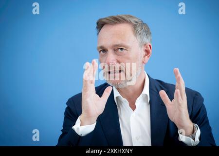 Christian Lindner - Bundeshaushalt 2025 DEU, Deutschland, Allemagne, Berlin, 17.07.2024 Christian Lindner , Bundesfinanzminister FDP waehrend der Bundespressekonferenz zum Thema Regierungsentwurf fuer den Bundeshaushalt 2025 und Finanzplan bis 2028 in Berlin Deutschland en: Christian Lindner , ministre fédéral des Finances FDP lors de la conférence de presse fédérale sur le projet du gouvernement pour le budget fédéral 2025 et le plan financier jusqu'en 2028 à Berlin Allemagne *** Christian Lindner Bundeshaushalt 2025 DEU, Deutschland, Allemagne, Berlin, 17 07 2024 Christian Lindner , ministre fédéral des Finances FDP durin Banque D'Images