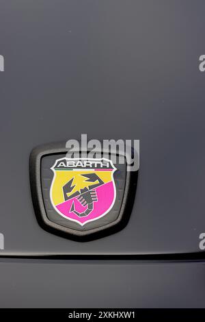 Badge de tuning Abarth monté sur le capot d'un véhicule électrique Fiat 500e Abarth 2024. Banque D'Images