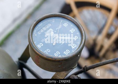 un vieil instrument de mesure de la vitesse sur une moto Banque D'Images