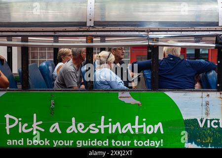 Touristes à bord d'un bus touristique à arrêts multiples à Gastown Vancouver Canada Banque D'Images