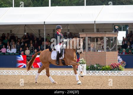 FICHIERS PHOTOS. 23 juillet 2024. Charlotte Dujardin s'est retirée des Jeux Olympiques de Paris. Elle a publié une déclaration disant qu'une vidéo a émergé d'il y a quatre ans qui me montre faire une erreur de jugement lors d'une séance de coaching. Naturellement, la Fédération internationale des sports équestres (FEI) enquête et j'ai pris la décision de me retirer de toutes les compétitions - y compris les Jeux Olympiques de Paris - pendant que ce processus a lieu" Windsor, Berkshire, Royaume-Uni. 30 juin 2021. L’olympienne Charlotte Dujardin participe à une compétition de dressage au Royal Windsor Horse Show in Win Banque D'Images