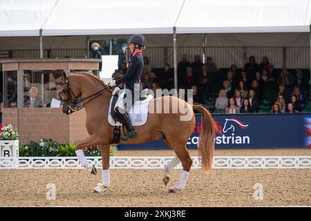 FICHIERS PHOTOS. 23 juillet 2024. Charlotte Dujardin s'est retirée des Jeux Olympiques de Paris. Elle a publié une déclaration disant qu'une vidéo a émergé d'il y a quatre ans qui me montre faire une erreur de jugement lors d'une séance de coaching. Naturellement, la Fédération internationale des sports équestres (FEI) enquête et j'ai pris la décision de me retirer de toutes les compétitions - y compris les Jeux Olympiques de Paris - pendant que ce processus a lieu" Windsor, Berkshire, Royaume-Uni. 30 juin 2021. L’olympienne Charlotte Dujardin participe à une compétition de dressage au Royal Windsor Horse Show in Win Banque D'Images