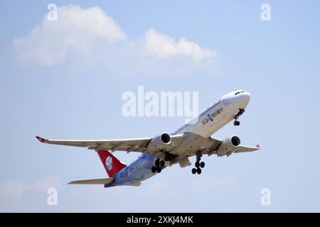 Avion pour l'aéroport de Fiumicino Airbus A330-300 Sichuan Airlines SCB Sichuan Bank . Avion pour l'aéroport de Fiumicino. Fiumicino Italie, 123 juillet 2024. Imago-images/Emmefoto Copyright : xImago-images/Emmefotox Banque D'Images