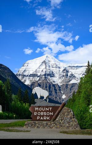 Panneau d'entrée avec chèvre de montagne, parc provincial Mount Robson, Colombie-Britannique, Canada Banque D'Images