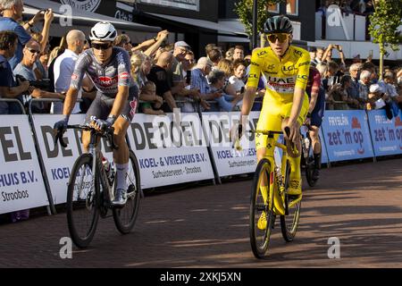 SURHUISTERVEEN - Sprint Gun Jasper Philipsen d'Alpecin - Deceuninck et le vainqueur du Tour Tadej Pogacar de l'Emirats Arabes Unis (lr) pendant le Tour professionnel de Surhuisterveen. C’est la première fois que le coureur slovène partira dans le critère cycliste frison. ANP VINCENT JANNINK Banque D'Images