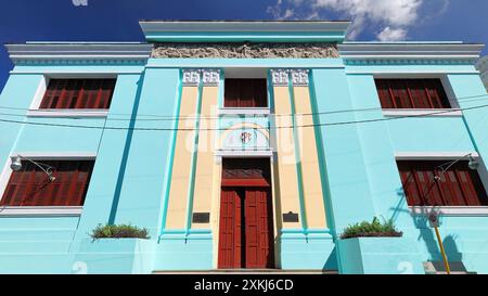 525 façade vert menthe de l'EPC-Escuela Profesional de Comercio School, bâtiment Art-Déco des années 1940 sur la rue Francisco Aguilera. Santiago-Cuba. Banque D'Images