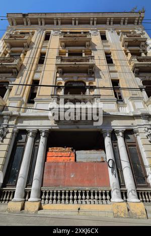528 arboré l'entrée d'un bâtiment abandonné des années 1930 sur Hartmann Street avec une façade Art-Déco de quatre étages, de type balcon. Santiago-Cuba. Banque D'Images