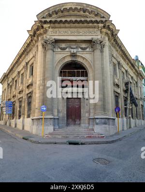 530 Banque Royale du Canada ancien bâtiment -vide, abandonné, en cours de rénovation- au chanfrein de coin sud-est des rues Corona et Aguilera. Santiago-Cuba. Banque D'Images