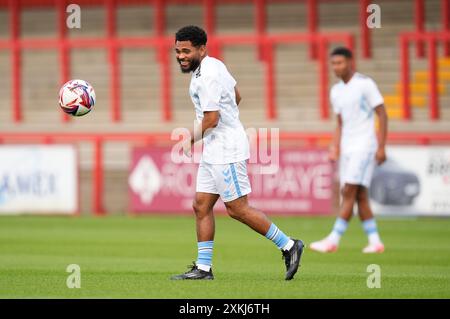 Jay Dasilva de Coventry City se réchauffe avant le match amical d'avant-saison au stade Lamex de Stevenage. Date de la photo : mardi 23 juillet 2024. Banque D'Images