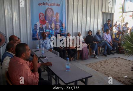 Gaza, Palestine. 23 juillet 2024. (INT) ouverture du siège du bureau de presse à Al-Mawasi. 23 juillet 2024, Al-Mawasi, Gaza, Palestine : après la destruction des bureaux de presse par l'occupation israélienne à Gaza, un nouveau lieu a été ouvert comme siège de presse à Al-Mawasi pour faciliter le travail des médias couvrant la guerre israélo-Hamas. On voit des corps de presse se rassembler pour l'inauguration. Crédit : Hashem Zimmo/Thenews2 (Foto : Hashem Zimmo/Thenews2/Zumapress) (crédit image : © Hashem Zimmo/TheNEWS2 via ZUMA Press Wire) USAGE ÉDITORIAL SEULEMENT! Non destiné à UN USAGE commercial ! Banque D'Images