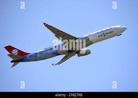 Fiumicino, Latium. 23 juillet 2024. Airbus A330-300 Sichuan Airlines SCB Sichuan Bank . Avion pour l'aéroport de Fiumicino. Fiumicino (Italie), 23 juillet 2024. AllShotLive/Sipa USA crédit : Sipa USA/Alamy Live News Banque D'Images