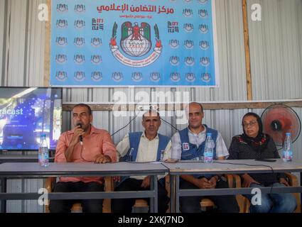 Gaza, Palestine. 23 juillet 2024. (INT) ouverture du siège du bureau de presse à Al-Mawasi. 23 juillet 2024, Al-Mawasi, Gaza, Palestine : après la destruction des bureaux de presse par l'occupation israélienne à Gaza, un nouveau lieu a été ouvert comme siège de presse à Al-Mawasi pour faciliter le travail des médias couvrant la guerre israélo-Hamas. On voit des corps de presse se rassembler pour l'inauguration. Crédit : Hashem Zimmo/Thenews2 (Foto : Hashem Zimmo/Thenews2/Zumapress) (crédit image : © Hashem Zimmo/TheNEWS2 via ZUMA Press Wire) USAGE ÉDITORIAL SEULEMENT! Non destiné à UN USAGE commercial ! Banque D'Images