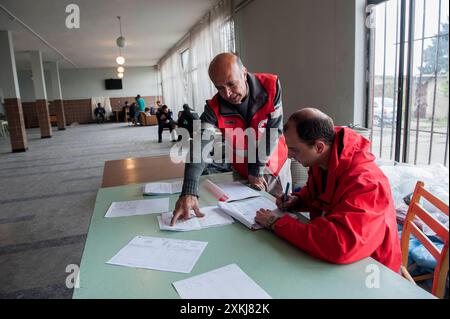 Les professionnels de la Croix-Rouge au Centre des réfugiés les professionnels de la Croix-Rouge au Centre des réfugiés aident à la logistique et à la nourriture. Au Centre de réfugiés de Vrajdebna. Sofia, Bulgarie. Sofia Kamp : Vrajdebna Sofia Oblast Bulgaria Copyright : xGuidoxKoppesxPhotox Banque D'Images