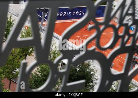 Paris, France. 23 juillet 2024. Un athelete assister à une session de formation au stade de Roland Garros à Paris, France, le 23 juillet 2024. Les compétitions de tennis de Paris 2024 se dérouleront à Roland Garros du 27 juillet au 4 août. Crédit : Gao Jing/Xinhua/Alamy Live News Banque D'Images