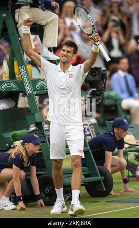 29/06/2016. Wimbledon 2016, deuxième tour des célibataires masculins, Novak Djokovic (SER) v Adrian Mannarino, (FRA), Cour centrale,. Novak Djokovic célèbre après avoir gagné inn sets rectilignes. Imaginez Ian Rutherford Banque D'Images