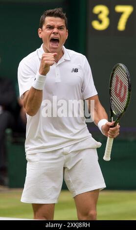 08/07/2016. Wimbledon 2016. Jour 12, court central, demi-finale des singles masculins Milos Raonic v Roger Federer. Raonic célèbre sur son chemin pour gagner le quatrième set. Imaginez Ian Rutherford Banque D'Images