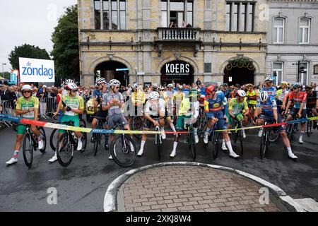 Roeselare, Belgique. 23 juillet 2024. Le peloton de coureurs en vue de l'épreuve cycliste 'Natourcritium Roeselare', mardi 23 juillet 2024 à Roeselare. Les « critériums » traditionnels sont des vitrines locales pour lesquelles sont invités principalement les cyclistes qui ont parcouru le Tour de France. BELGA PHOTO KURT DESPLENTER crédit : Belga News Agency/Alamy Live News Banque D'Images