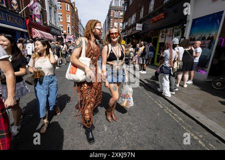 Scènes de rue gay Pride et célébrations sur Old Compton Street, la Mecque de Gay London au cœur de SOHO, centre de Londres, Angleterre, Royaume-Uni Banque D'Images