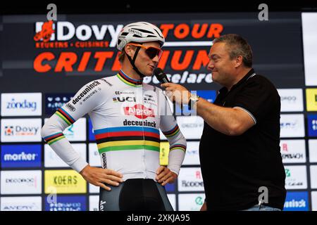 Roeselare, Belgique. 23 juillet 2024. Le néerlandais Mathieu van der Poel d'Alpecin-Deceuninck en tête de l'épreuve cycliste 'Natourcritium Roeselare', mardi 23 juillet 2024 à Roeselare. Les « critériums » traditionnels sont des vitrines locales pour lesquelles sont invités principalement les cyclistes qui ont parcouru le Tour de France. BELGA PHOTO KURT DESPLENTER crédit : Belga News Agency/Alamy Live News Banque D'Images