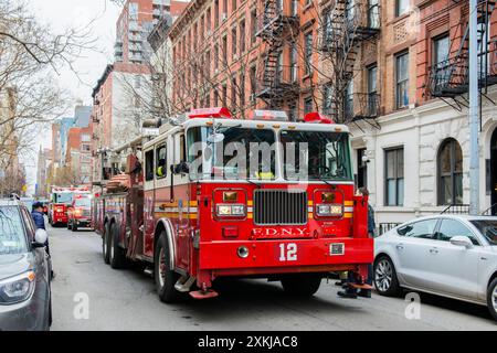 Moteur de camion de pompiers moteur de camion de pompiers sur West 17th Street, répondant à un appel 911. New York City, New York, États-Unis. Manhattan, New York City West 17th Street New York États-Unis d'Amérique Copyright : xGuidoxKoppesxPhotox Banque D'Images