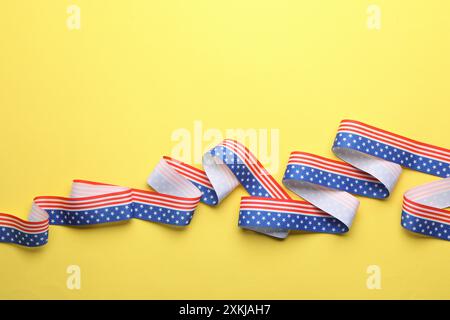 Ruban aux couleurs du drapeau des États-Unis sur fond jaune, vue de dessus Banque D'Images