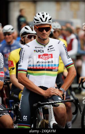 Roeselare, Belgique. 23 juillet 2024. Le néerlandais Mathieu van der Poel d'Alpecin-Deceuninck en tête de l'épreuve cycliste 'Natourcritium Roeselare', mardi 23 juillet 2024 à Roeselare. Les « critériums » traditionnels sont des vitrines locales pour lesquelles sont invités principalement les cyclistes qui ont parcouru le Tour de France. BELGA PHOTO KURT DESPLENTER crédit : Belga News Agency/Alamy Live News Banque D'Images