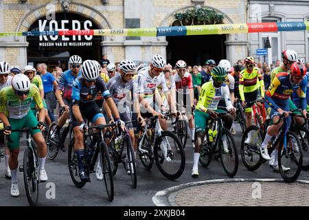 Roeselare, Belgique. 23 juillet 2024. Le peloton de coureurs en vue de l'épreuve cycliste 'Natourcritium Roeselare', mardi 23 juillet 2024 à Roeselare. Les « critériums » traditionnels sont des vitrines locales pour lesquelles sont invités principalement les cyclistes qui ont parcouru le Tour de France. BELGA PHOTO KURT DESPLENTER crédit : Belga News Agency/Alamy Live News Banque D'Images