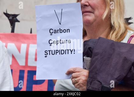 Londres, Royaume-Uni. 23 juillet 2024. Des partisans se tiennent devant les cours royales de justice alors que le procès de l'activiste Andrew Boswell contre le projet de centrale à gaz BP/Equinor avec capture de carbone, Net Zero Teesside, commence. Le dossier contre les entreprises de combustibles fossiles affirme que les affirmations nettes de zéro sont fausses et que le projet générera une pollution substantielle au carbone. Crédit : Vuk Valcic/Alamy Live News Banque D'Images